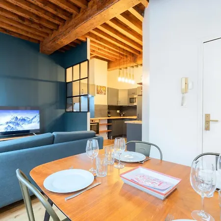 Old With Cachet Parking ליל