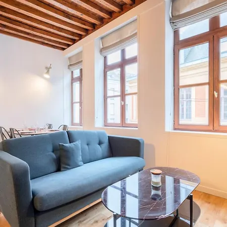 Old With Cachet Parking ליל