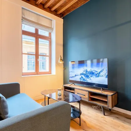 Old With Cachet Parking * 릴